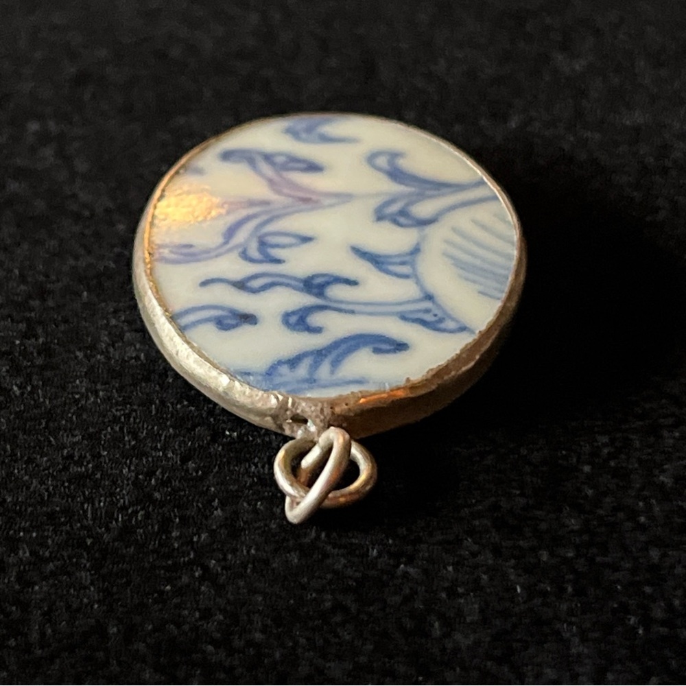 Elegant Blue and White Porcelain Pendant - Picture 8 of 8